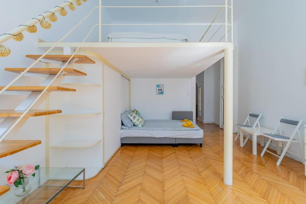 Weiner Leo Sunny Mezzanine Hideaway Apartment