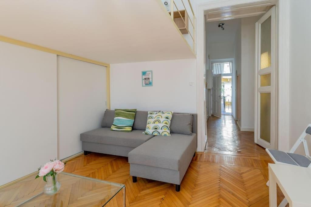 Apartment Weiner Leo Sunny Mezzanine Hideaway *