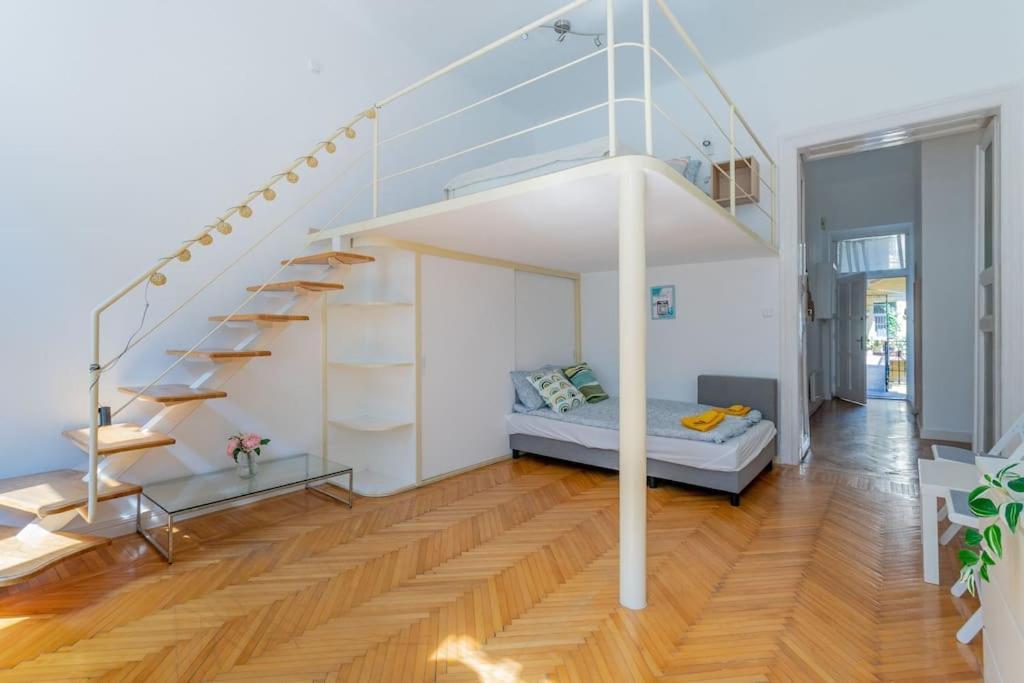 Weiner Leo Sunny Mezzanine Hideaway *