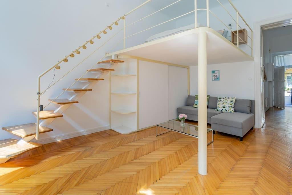 Weiner Leo Sunny Mezzanine Hideaway *