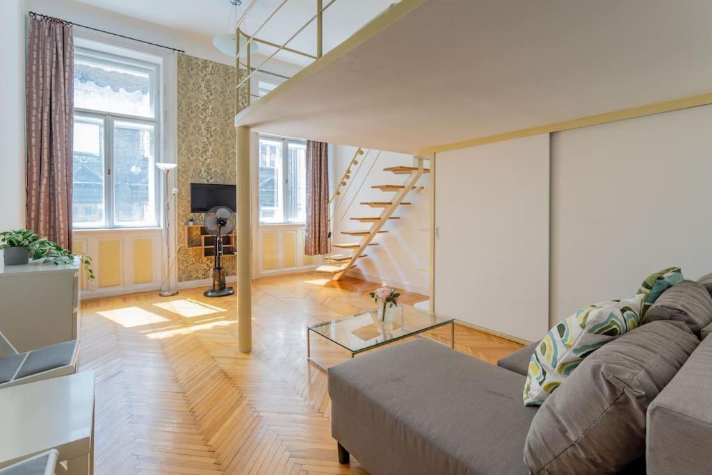 Weiner Leo Sunny Mezzanine Hideaway