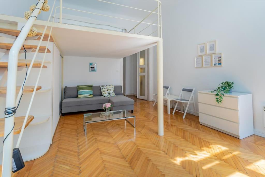Weiner Leo Sunny Mezzanine Hideaway Apartment