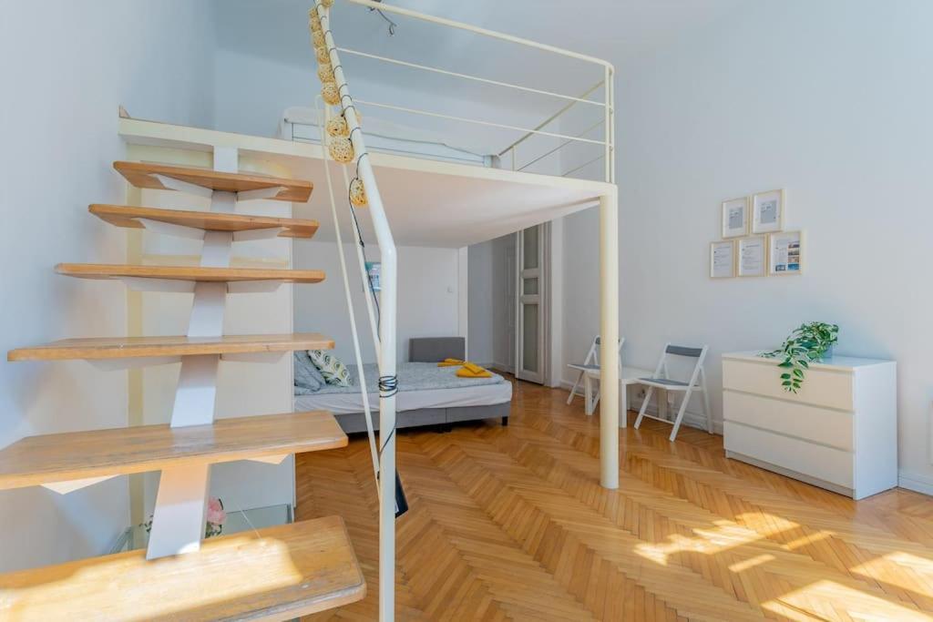 Apartment Weiner Leo Sunny Mezzanine Hideaway