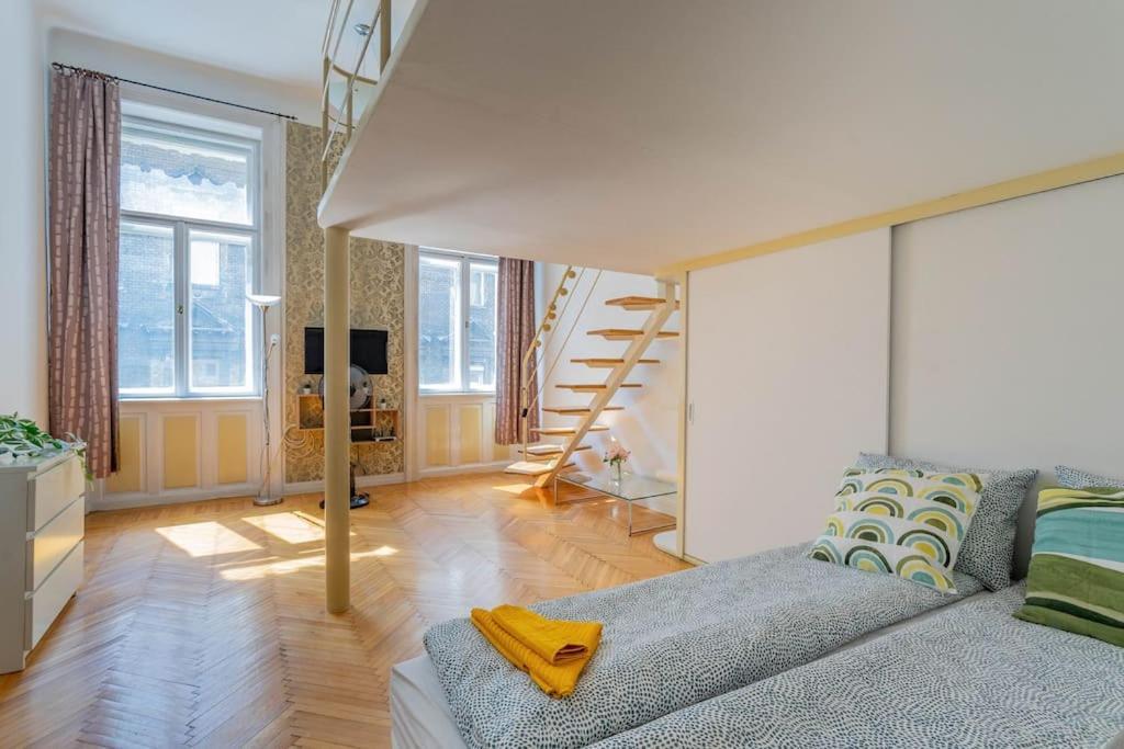 Weiner Leo Sunny Mezzanine Hideaway Apartment
